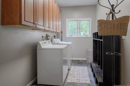 9 New Brg Rd, Brookfield Center CT  06804 exterior