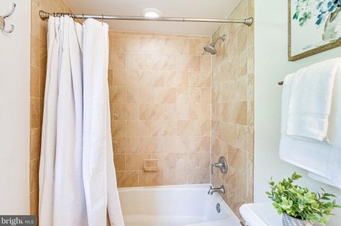 328 River Bend Rd, Great Falls VA  22066-4140 exterior