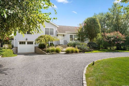 11 Tuttle Pl, West Hampton Beach NY  11978-2724 exterior