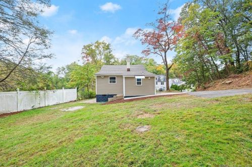 836 Chopsey Hill Rd, Bridgeport, CT 06606-3811