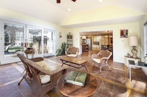 221 Oscawana Lake Rd, Tompkins Corners NY  10579-2600 exterior