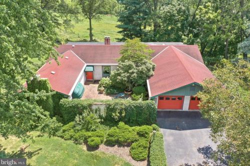 5516 Lake Dr, Spring Grove, PA 17362-8046