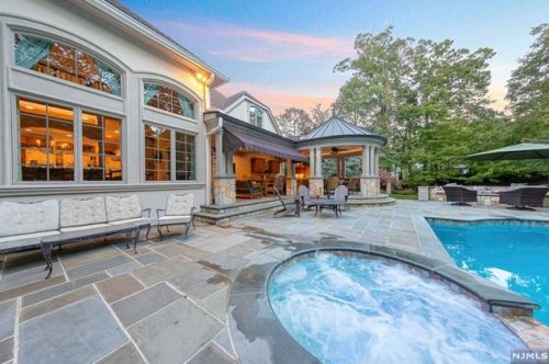 878 Seneca Rd, Franklin Lakes NJ  07417-2825 exterior