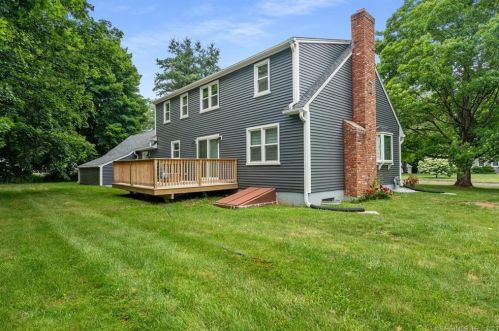 9 Lamplight Dr, Kensington CT  06037-1805 exterior