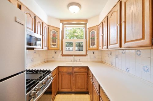 53 Parkside Ln, Bayonne, NJ 07002-1602