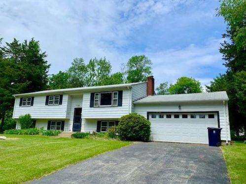 21 Nised Dr, North Kingstown, RI 02852-2441