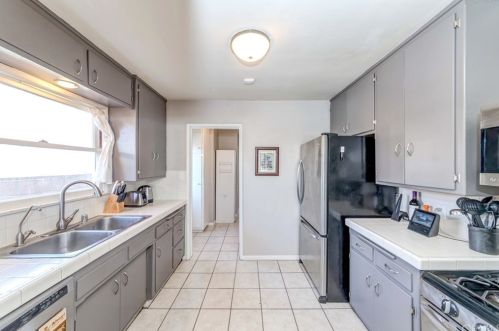 1740 Hickory Ave, Torrance CA 90503-7219 exterior