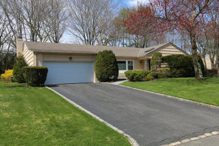 65 Spruce Dr, East Hills, NY 11576-2331