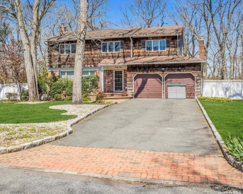49 Beacon Ln, Elwood, NY 11731-5103