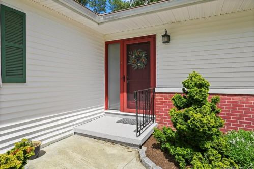 80 Chatfield Dr, Bridgeport, CT 06611-4110