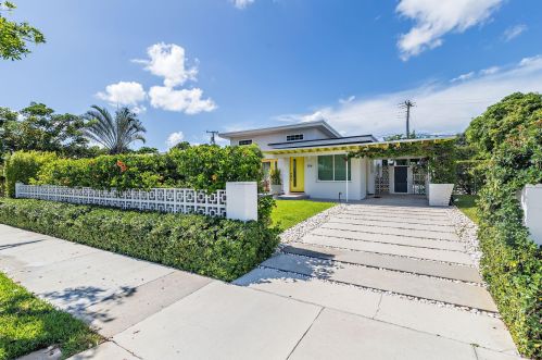 374 Maddock St, West Palm Beach, FL 33405-4626