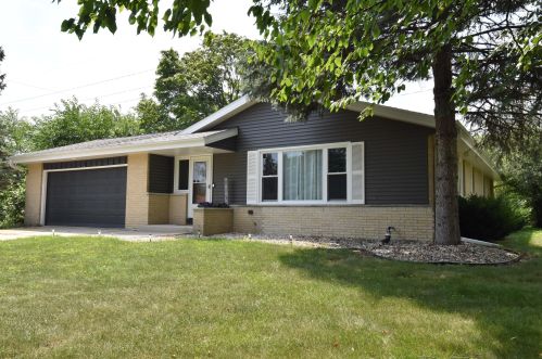 8153 Edge O Woods Dr, Milwaukee, WI 53223-3314