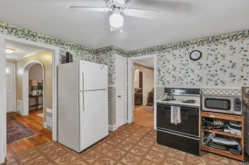 124 Ansonia St, Hartford CT  06106-4002 exterior