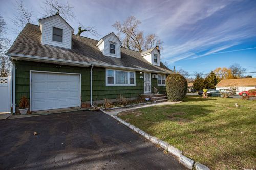 133 Lockwood Ave, Huntington Station, NY 11746-2251
