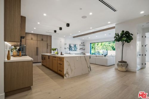 12600 Emelita St, North Hollywood CA  91607-1017 exterior