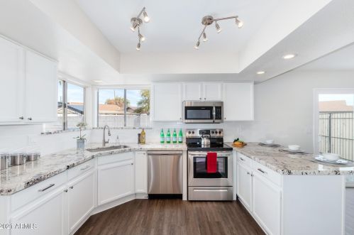 9760 68th Dr, Peoria, AZ 85345-8813