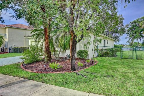 387 206th Ave, Hollywood FL  33029-5017 exterior