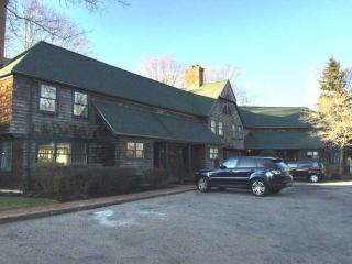 8 Gardencourt Dr, South Kingstown, RI 02882-3923