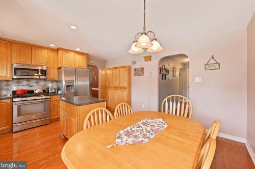 210 Wayne Dr, Riverton NJ  08077-3843 exterior