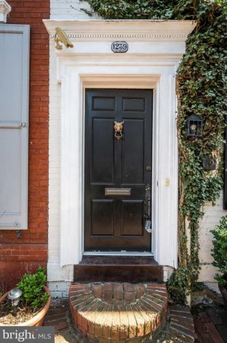 1239 33rd St, Washington DC  20007-3228 exterior