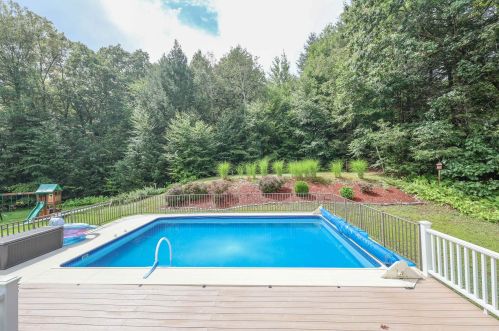 100 Mount Delight Rd, Deerfield NH  03037-1318 exterior