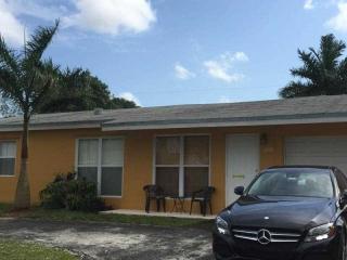 6990 Scott St, Hollywood, FL 33024-3840