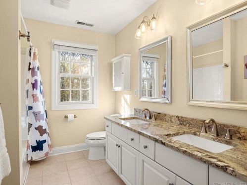 17 Roseview Ct, Bridgeport CT  06611-2078 exterior