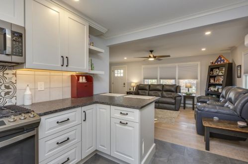 8 Walnut Hill Rd, Sandown NH  03873-2305 exterior