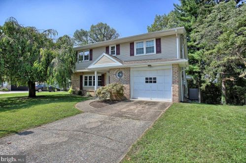 236 Green Lane Dr, Camp Hill, PA 17011-8318