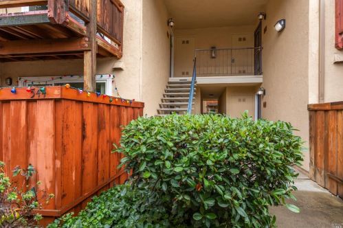 542 Arcadia Dr, Vacaville CA  95687-3354 exterior