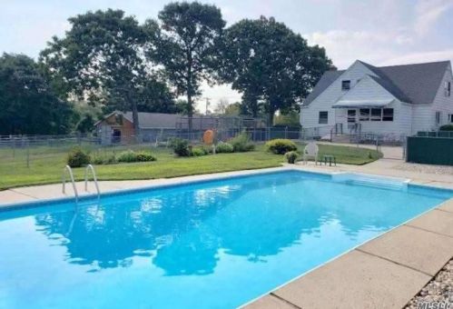 1653 Middle Rd, Baiting Hollow, NY 11933-1450