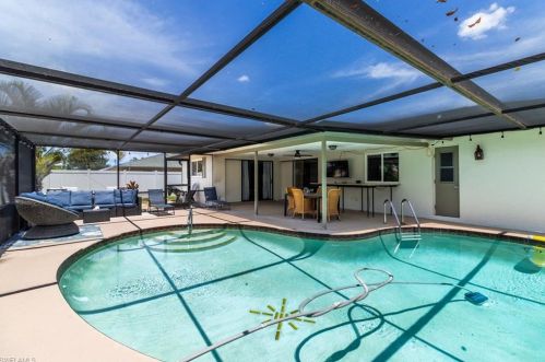542 33rd Ter, Cape Coral, FL 33904-4918