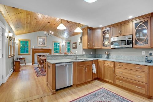 15 Danbury Cir, Amherst NH  03031-2016 exterior