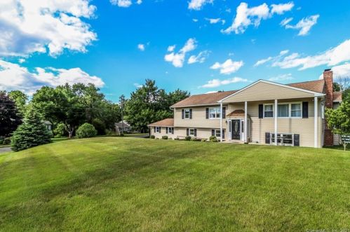 1 Meadow Dr, Brookfield Center, CT 06804-3520