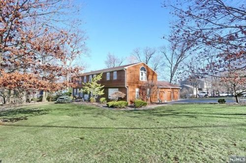 105 Algonquin Trl, Oakland, NJ 07436-3711