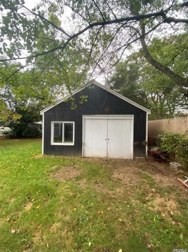20 Stewart St, Bayshore, NY 11706-2712