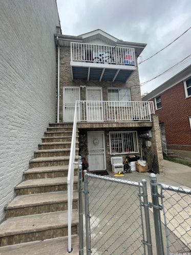1467 Arnow Ave, Bronx, NY 10469-5570