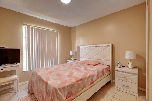421 Oleander Ave, Fort Pierce FL  34952-1343 exterior