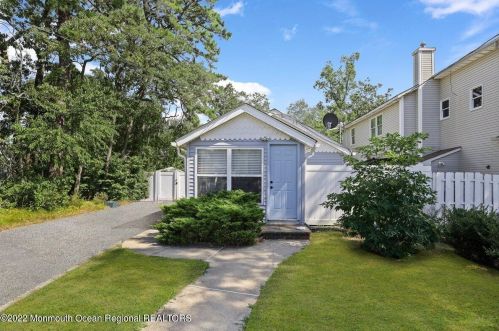 13 Homestead Dr, Bricktown, NJ 08723-7434