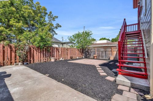 5531 Fremont St, Oakland CA 94608-2216 exterior