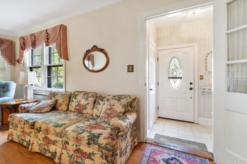 37 Mayfair Ave, Floral Park NY  11001-2546 exterior