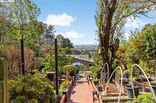 7950 Hillmont Dr, Oakland CA  94605-3521 exterior