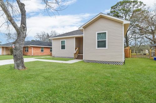 106 Bayou Dr, Hitchcock, TX 77563-1408