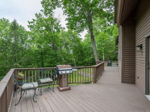 28 Garnet Rd, Roxbury CT  06783-2033 exterior