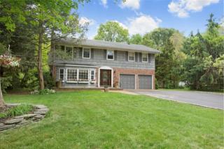 21 Links Rd, Smithtown, NY 11787-4113