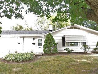 775 Bridle Ln, Berea, OH 44017-2638