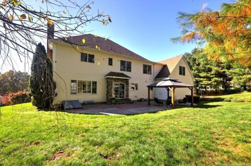 2 Dogwood Ln, Wallingford CT 06492-1953 exterior