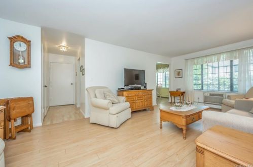 64 Foxwood Dr, Pleasantville, NY 10570-1126