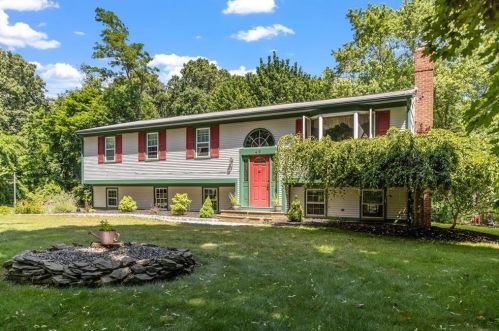 49 Keats Dr, North Kingstown, RI 02852-1013