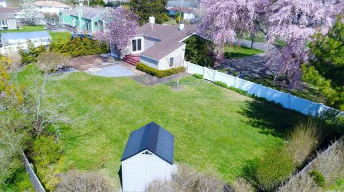 6 End Ave, East Quogue, NY 11942-4213